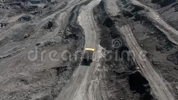 大黄重车在露天矿山开采煤炭的总体规划露天无烟煤开采采矿车在视频的预览图