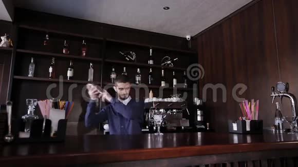 在夜总会酒吧或酒吧使用摇酒壶鸡尾酒和饮料的酒保视频的预览图