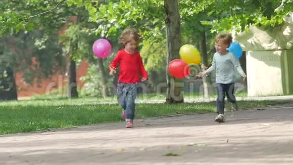 微笑着的两个小妹妹带着气球跑视频的预览图