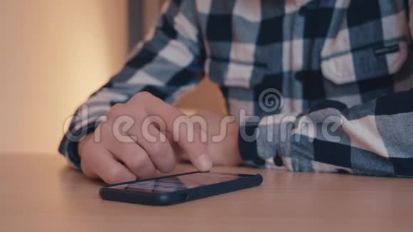 男人手滚动图片照片在Instagram应用程序使用智能手机在办公室关门视频的预览图