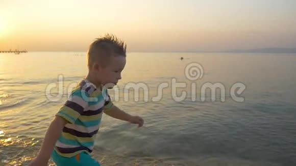 微笑的男孩沿着大海奔跑视频的预览图