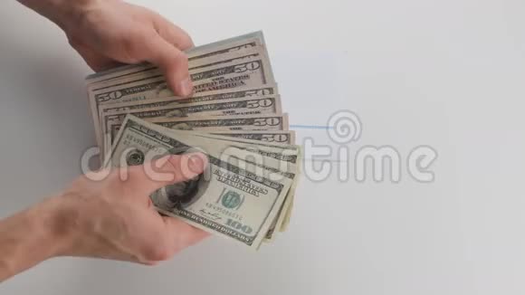 人的特写清点钱把钱放在信封里然后送出去商人在信封里发工资视频的预览图