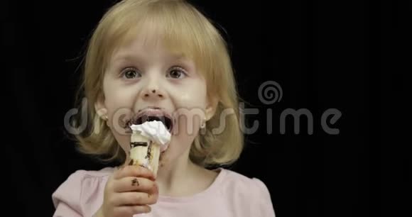 脸脏的孩子吃香蕉和融化的巧克力和鲜奶油视频的预览图