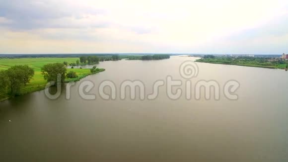 阿里亚4k阴天飞越一条宽阔的河流视频的预览图
