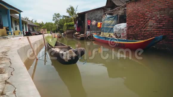 印度尼西亚村庄的小运河视频的预览图