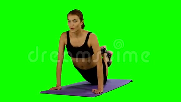 传统瑜伽姿势的女人绿屏视频的预览图