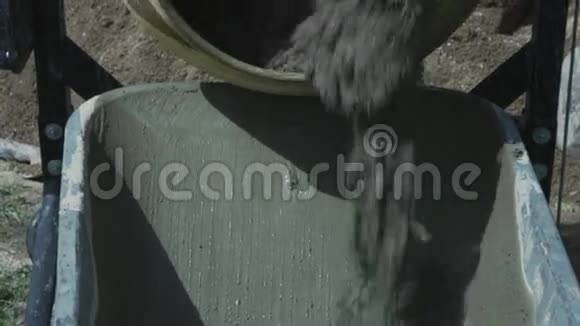 施工现场工业水泥搅拌机混凝土浇筑施工员搅拌砂浆浇注视频的预览图