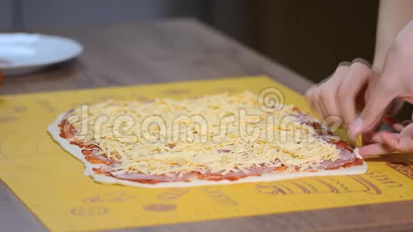 烹饪自制意大利披萨卷视频的预览图