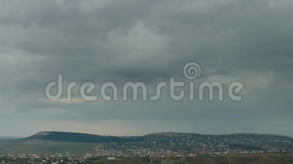 小镇上的雨云时间流逝视频的预览图