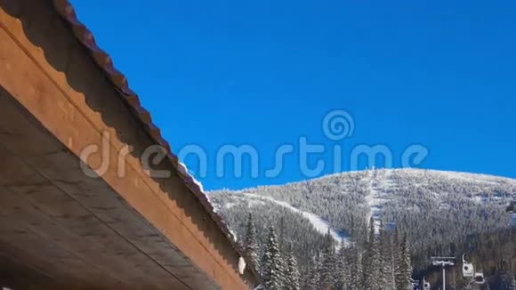 融雪从屋顶落下视频的预览图