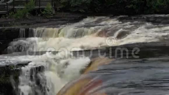 西北地区一个强大瀑布的顶部视频的预览图