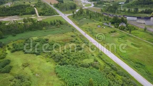 有公路和树木的景观视频的预览图