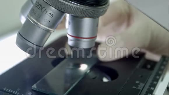 显微镜用于医学和卫生领域的计划性研究性实验和教育性演示视频的预览图