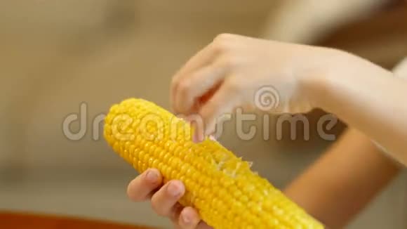 小女孩吃煮玉米视频的预览图