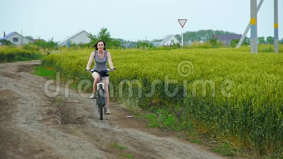 健康的生活方式妇女骑自行车在乡村道路上视频的预览图