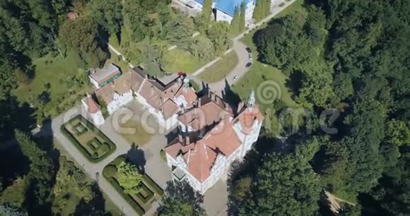 乌克兰Transcarpathian旧的Schenborn城堡屋顶和立面空中展览视频的预览图