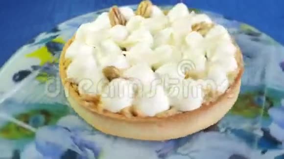 在切片甜梅林月蛋糕上的俯视图自制甜派装饰在深蓝色背景上的米林盖顶部视图视频的预览图