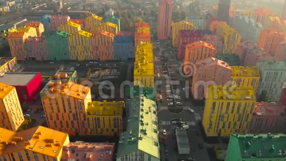 日落时分城市生活鸟瞰视频的预览图