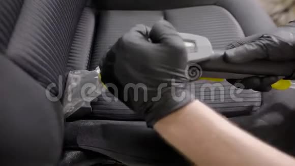 一个专业清洁汽车座椅的特写镜头视频的预览图
