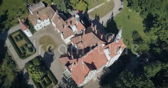 乌克兰Transcarpathian旧的Schenborn城堡屋顶和立面空中展览视频的预览图