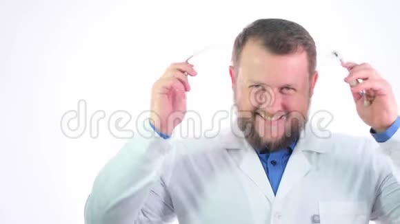漂亮的胖乎乎的医生白大褂白胡子背景是白色的视频的预览图