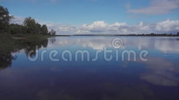 俄罗斯一个干净的蓝色小湖前面有房子风景优美视频的预览图