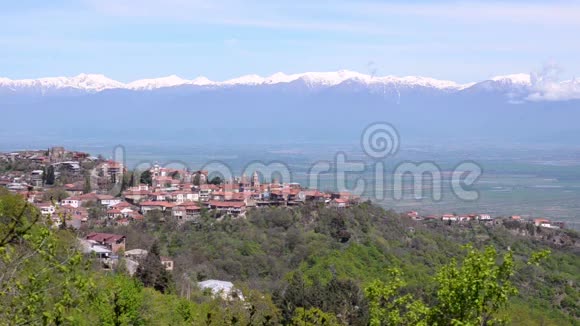 从远处观看城市西格纳吉阿拉扎尼山谷和高加索山脉晴朗的晴天视频的预览图