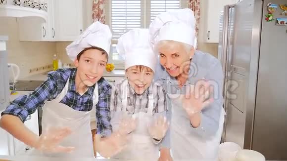 幸福的家庭一起做饭视频的预览图