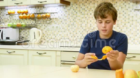 男孩在家里打扫橘子视频的预览图