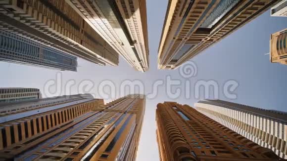 迪拜的高楼大厦在运动中射击视频的预览图