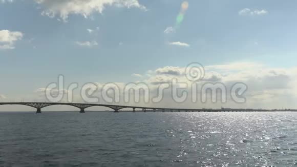 俄罗斯萨拉托夫和恩格斯的城市之间的伏尔加河上的路桥有河的风景天上的云视频的预览图