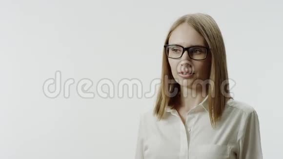 带眼镜的悲伤女孩的肖像视频的预览图