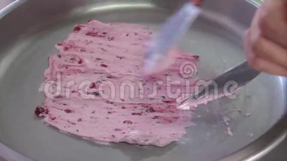 街头小贩制作樱桃味炸冰淇淋的过程视频的预览图