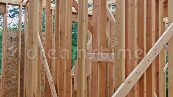 木结构房屋木桁架柱梁框架的在建木屋视频的预览图