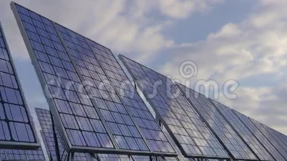 现代太阳能电池板反射多云的天空可再生生态能源发电4K环能剪辑视频的预览图