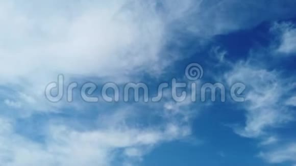 夏日的天空中有美丽的白色丝质云视频的预览图