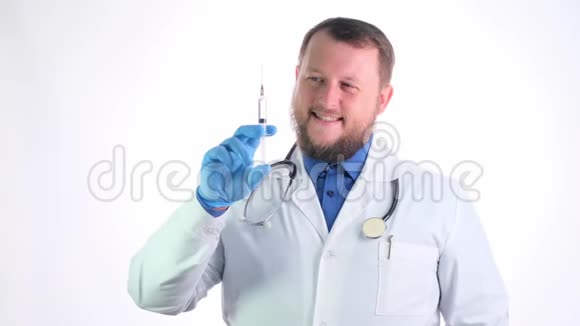 漂亮的胖乎乎的医生白大褂白胡子背景是白色的视频的预览图