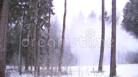 雪炮把雪浇在滑雪坡上视频的预览图