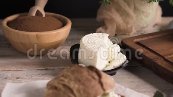 麦芽面包面粉粉和奶油奶酪视频的预览图