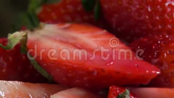 一滴果汁滴在半熟的草莓上视频的预览图