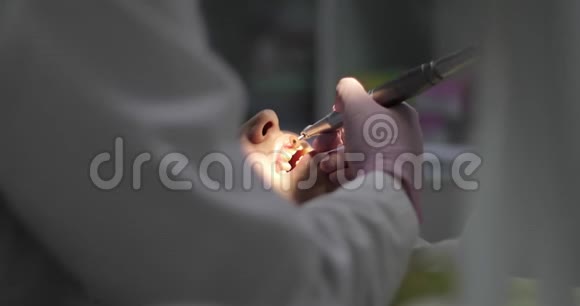 一个年轻的女孩在接待牙医视频的预览图