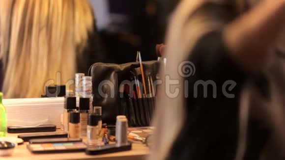 女孩坐在化妆师的沙龙里她正在做时髦的化妆视频的预览图