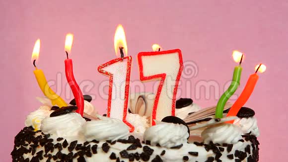 17岁生日快乐背景是粉红色的蛋糕和蜡烛视频的预览图