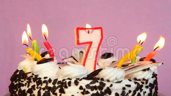 提供蛋糕和蜡烛的第七个生日快乐庆祝活动视频的预览图