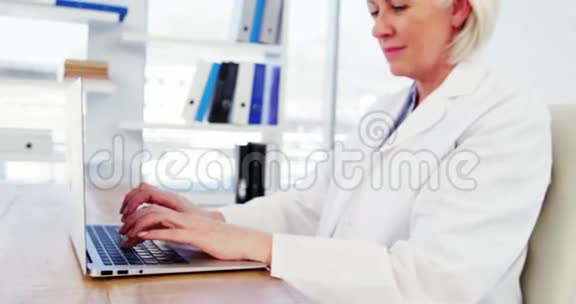 女医生在电脑上工作视频的预览图