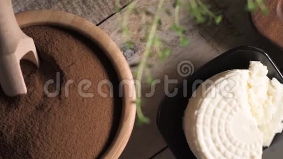 麦芽面包面粉粉和奶油奶酪视频的预览图