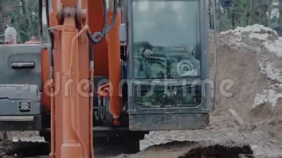 装载机反铲挖掘机挖沟剪辑建筑施工现场挖机工作挖掘机视频的预览图