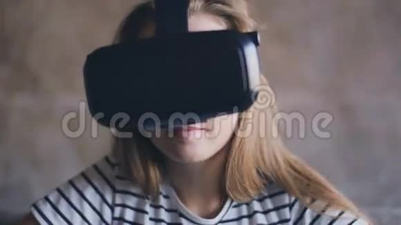 年轻女子在家里享受高科技的虚拟现实眼镜视频的预览图