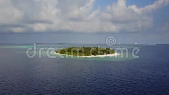 相机远离圆形热带环礁岛度假酒店酒店内有白沙棕榈树和绿松石印第安人视频的预览图