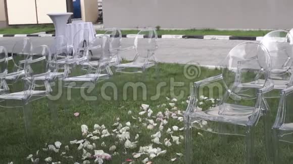 婚礼地点坐着婚礼客人的椅子婚礼前准备好的结婚椅视频的预览图